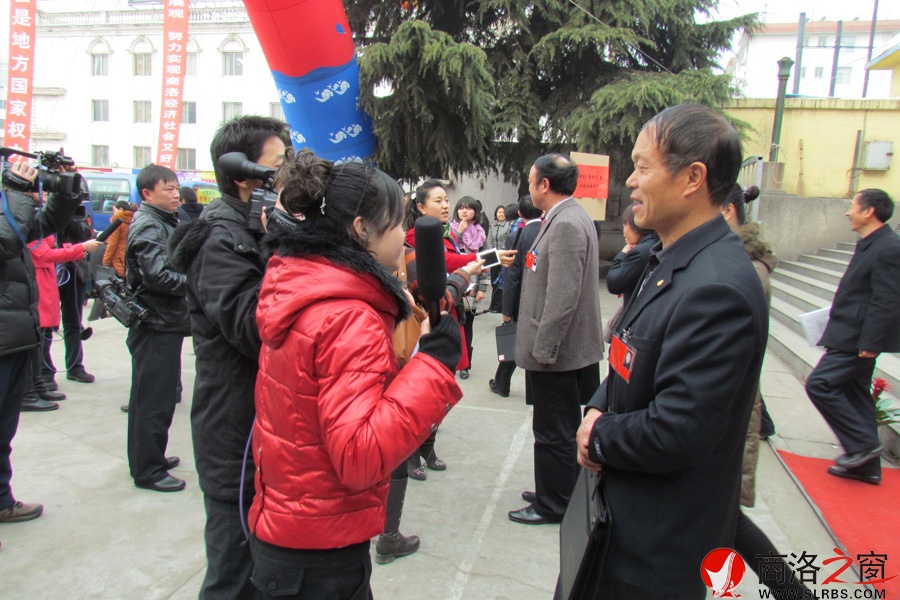 各媒體記者爭(zhēng)相采訪(fǎng)人大代表.JPG