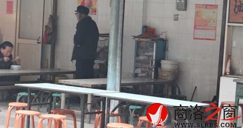 早餐結束后，攤點的餐桌下滿是廢棄的垃圾。