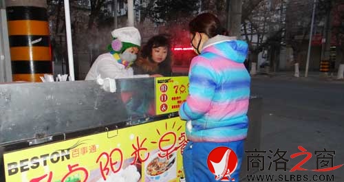 1月10日，天還沒有完全亮，李亞婷就在市區商中路口招呼前來購買早餐的顧客。