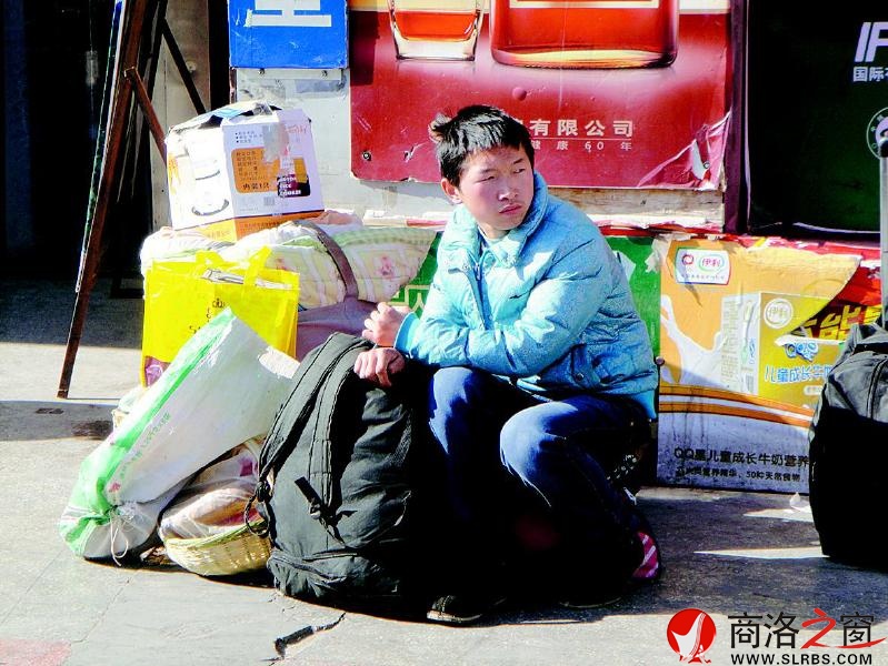 一個人，一堆行李。他看上去還是一個稚氣未脫的孩子