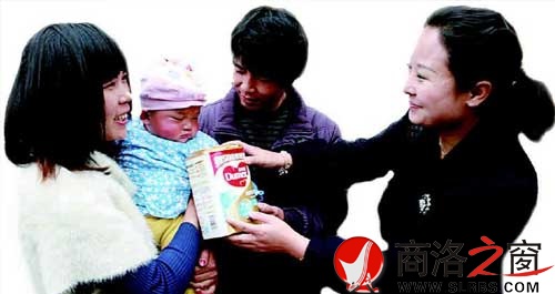 計生干部將奶粉送到商州區楊峪河鎮冀書婷家