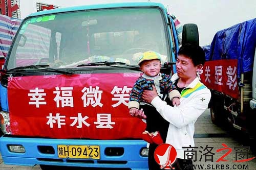 父子倆遠道而來，他們正在期待著愛心奶粉的發放。
