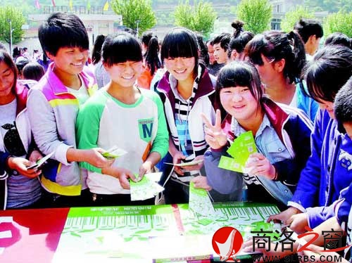 4月30日，“綠書(shū)簽行動(dòng)2014”系列宣傳活動(dòng)給丹鳳縣資峪鎮(zhèn)九年制學(xué)校捐贈(zèng)價(jià)值2萬(wàn)余元的圖書(shū)