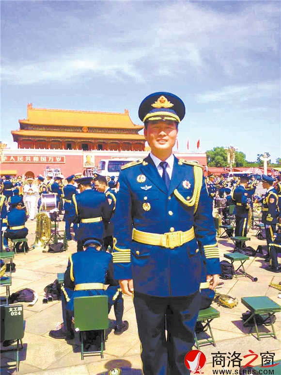閱兵結束后，陳沖趕緊讓戰友為自己拍照留念，把這一激動時刻永遠定格。