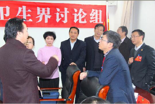 2月5日下午，市政協(xié)四屆一次會(huì)議科技、體育、醫(yī)療衛(wèi)生界委員在小組討論休息時(shí)間，還在熱烈討論提案修改的幾個(gè)細(xì)節(jié)問題。