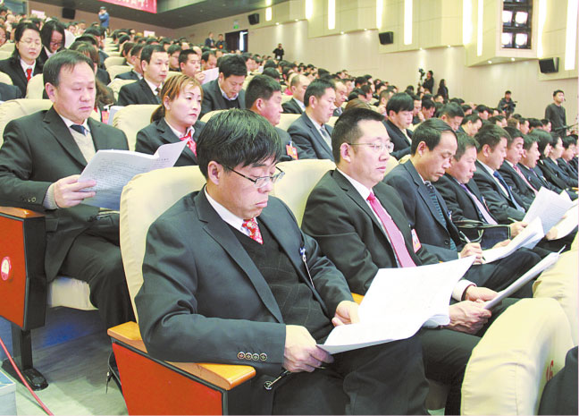 2月5日上午，市四屆人大一次會(huì)議開幕，出席大會(huì)的市人大代表認(rèn)真聆聽政府工作報(bào)告。
