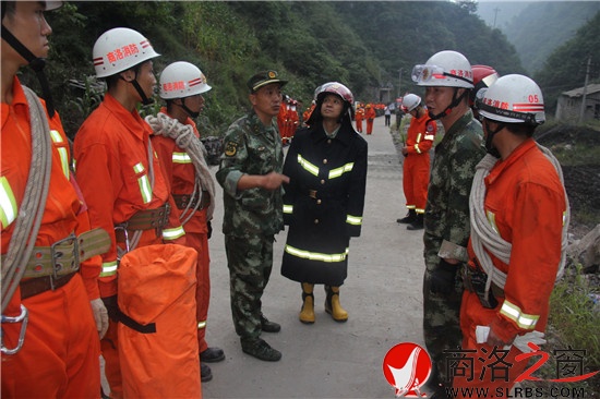 夜幕降臨，參與救援的武警戰(zhàn)士仍在接受任務。