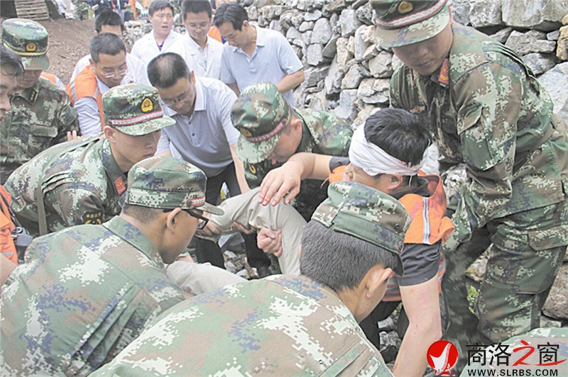 災后不到10小時，14名職工和村民獲救。(武警資料)