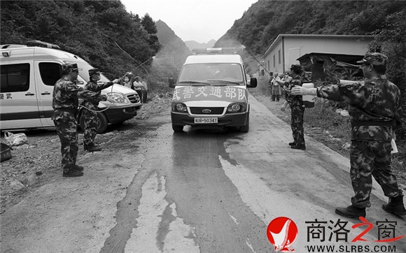 出入搶險救援現場的車輛、人員必須消毒防疫