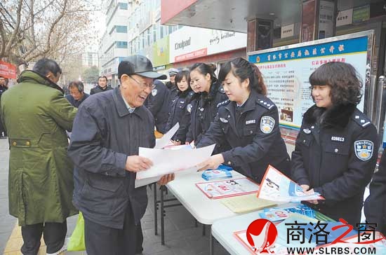 每年1月10日110宣傳日，110指揮中心的民警都會走上街頭進行法律宣傳。
