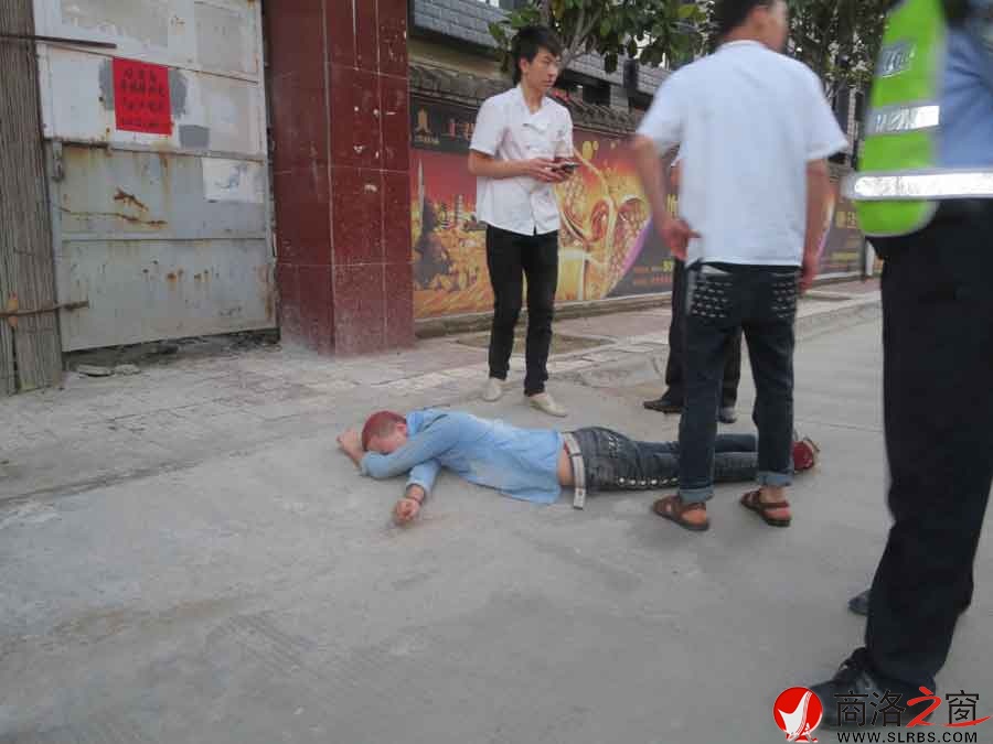 商州交警與路人攜手相救一揚言自殺的醉酒青年