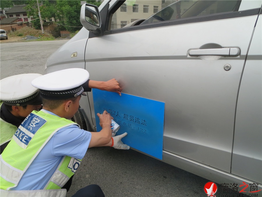 商州開展對農村面包車噴涂核載提示標識