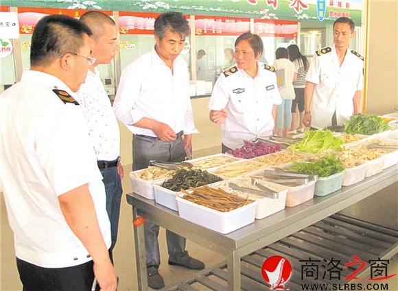 深入學校食堂檢查校園食品安全