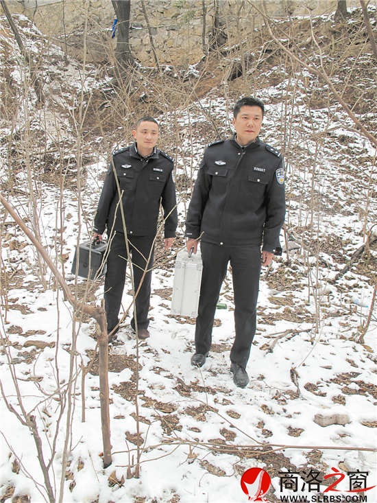 踏著積雪，劉崗與劉金鎖攜帶勘察箱急赴案發現場。