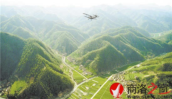 堅持年年飛播造林，大力實施生態(tài)修復(fù)，創(chuàng)造了山清水秀林茂的優(yōu)美生態(tài)環(huán)境。