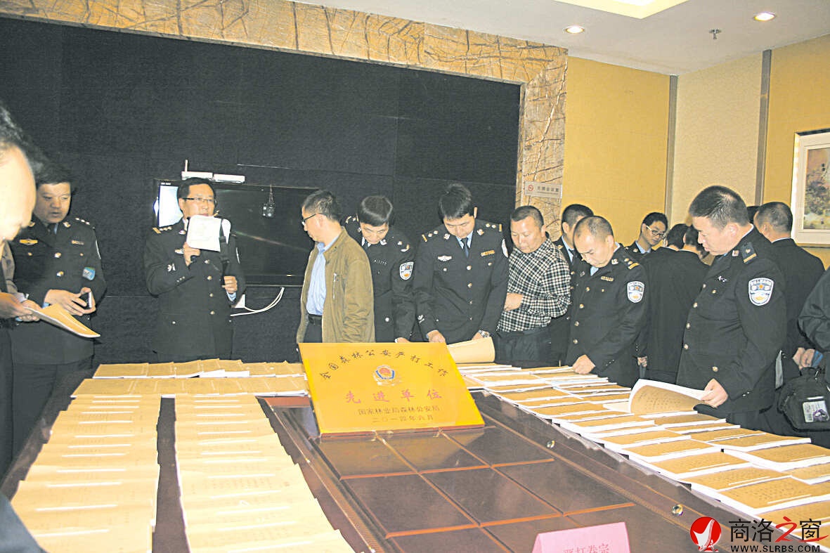 市林業(yè)局黨組成員、市森林公安局局長(zhǎng)、市森林防火指揮部辦公室主任劉剛向出席全省森林公安執(zhí)法辦案現(xiàn)場(chǎng)觀摩和執(zhí)法工作座談會(huì)代表介紹我市森林公安執(zhí)法辦案情況