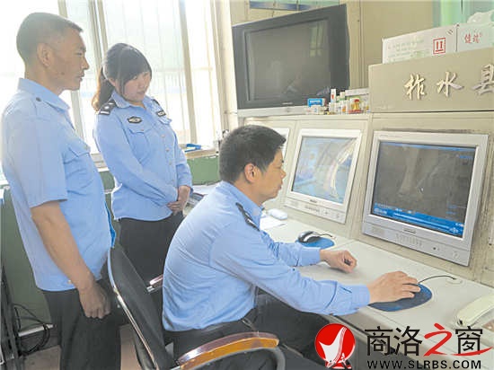 上班期間，蔡濤和民警必須目不轉(zhuǎn)睛地看著監(jiān)控，密切關(guān)注看押人員的動(dòng)向。