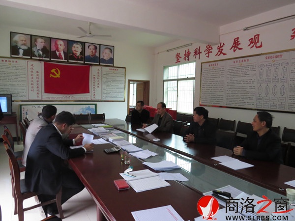 與村干部座談調研設立便民聯(lián)系點情況.jpg