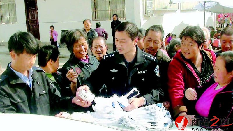 李長青向群眾宣傳法律法規