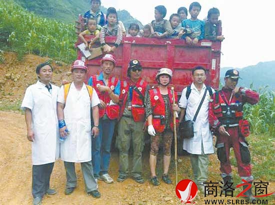 和志愿者一起幫助災民安全轉移