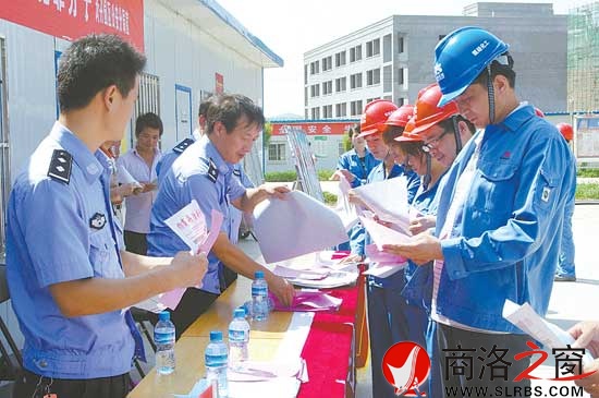 南榮祎帶領治安大隊民警到園區進行普法宣傳