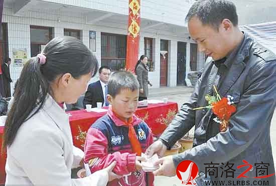 夏澤剛代表鎮安家園群捐助貧困學生