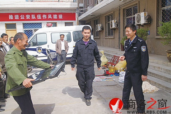 彭琦（右一）為被盜群眾發還追回贓物