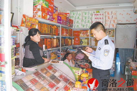 劉子涵深入社區商店調查了解群眾對治安防范的需求