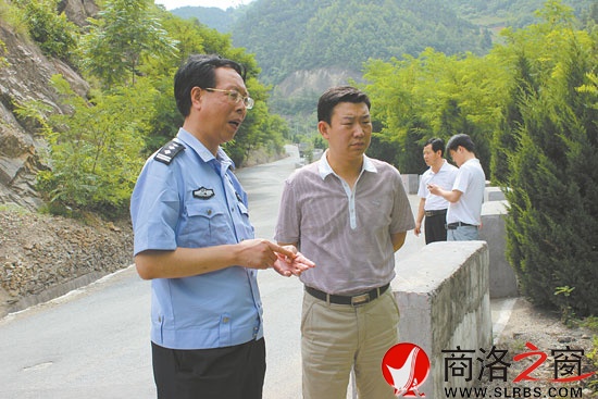 景鋒柏在事發現場走訪群眾，了解調查事故原因。