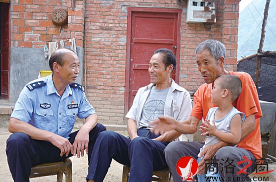 劉治安深入農戶走訪社情民意