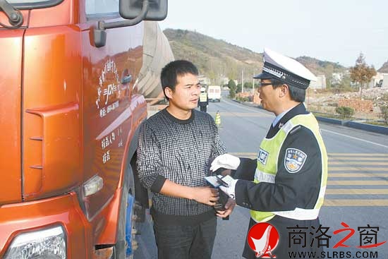 吳寧在公路上執勤