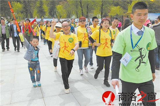 來自全國各地的上千人在中國徒步第一人、“商洛生態(tài)大使”雷殿生的帶領(lǐng)下，行走大秦嶺，穿越牛背梁。