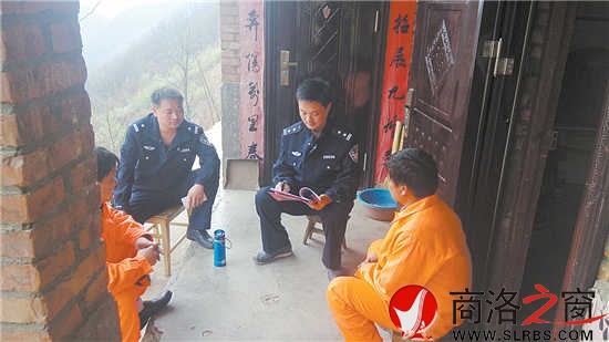 汪義軍在小嶺鎮陜銀礦民爆庫房與工作人員了解情況，進行安全檢查。