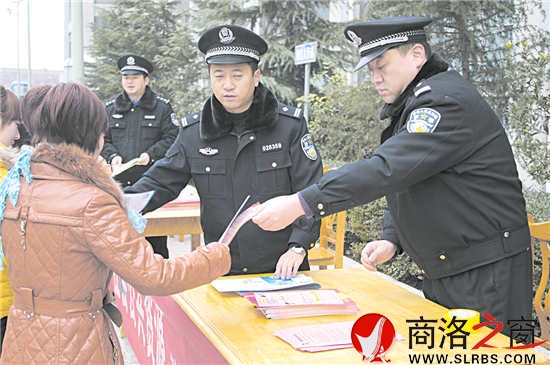 春節過后，趁著農民工返鄉，鄭博與同事深入園區進行普法宣傳。