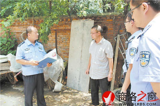 處理家庭、鄰里之間的矛盾糾紛成為薛向珺(左一)日常工作的重要內容。