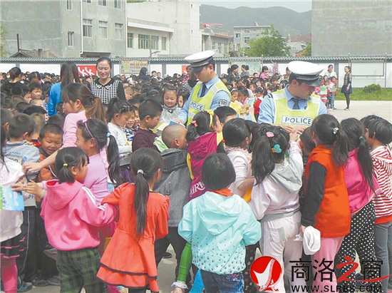 許少雄深入學校開展交通安全宣傳
