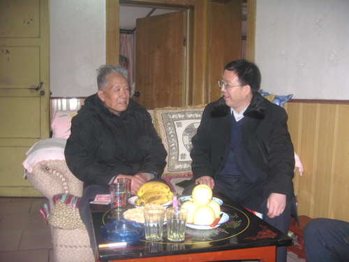 代縣長(zhǎng)陸邦柱看望慰問(wèn)離退休老干部.jpg