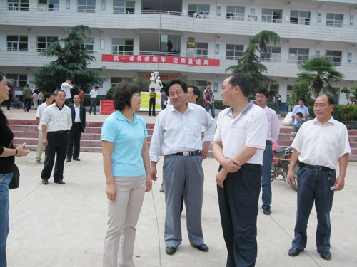 副縣長殷延青深入部分鄉鎮檢查秋季開學工作.jpg