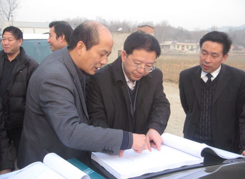 代縣長陸邦柱現場研究解決生態科技工業園富水片區建設問題.jpg