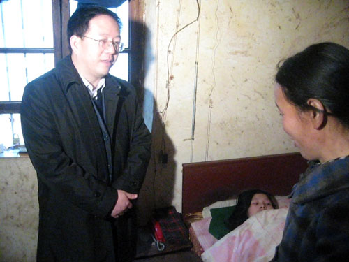 代縣長陸邦柱深入鄉鎮看望慰問困難群眾.jpg