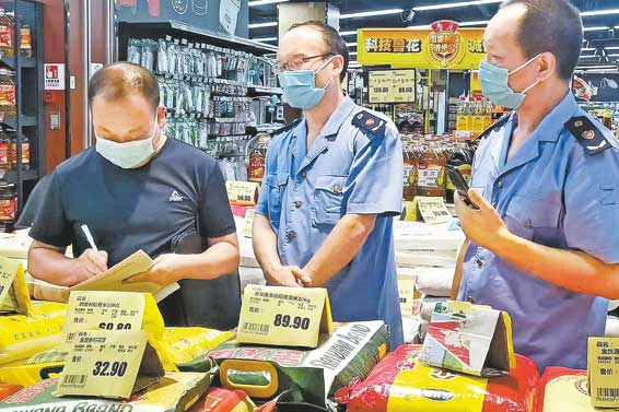 商南縣市場監(jiān)督管理局指導生活物資保障企業(yè)、應急藥品保供藥店價格自律