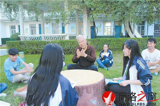 今年高考前夕，呂清太老師來到商南高級中學(xué)對參加高考的學(xué)生進行心里輔導(dǎo)。