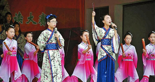 “中國夢·愛國情·成才志”中華經典誦讀大賽首場社川河專場在鳳鎮中學“鳳凰戲樓”舉行