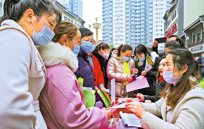 “春風行動”惠民生 服務企業招工忙